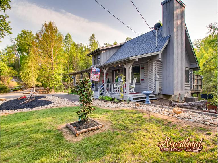 LJ's Cozy Getaway - 1 bedroom cabin near Pigeon Forge